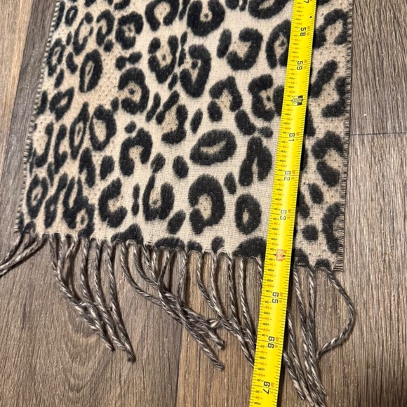 NWT leopard animal print fuzzy scarf with fringe ends from Cashmink - Picture 4 of 5
